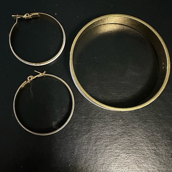 Vintage Monet White Enamel & Gold Tone Bangle Bracelet and Earrings - Picture 2 of 9